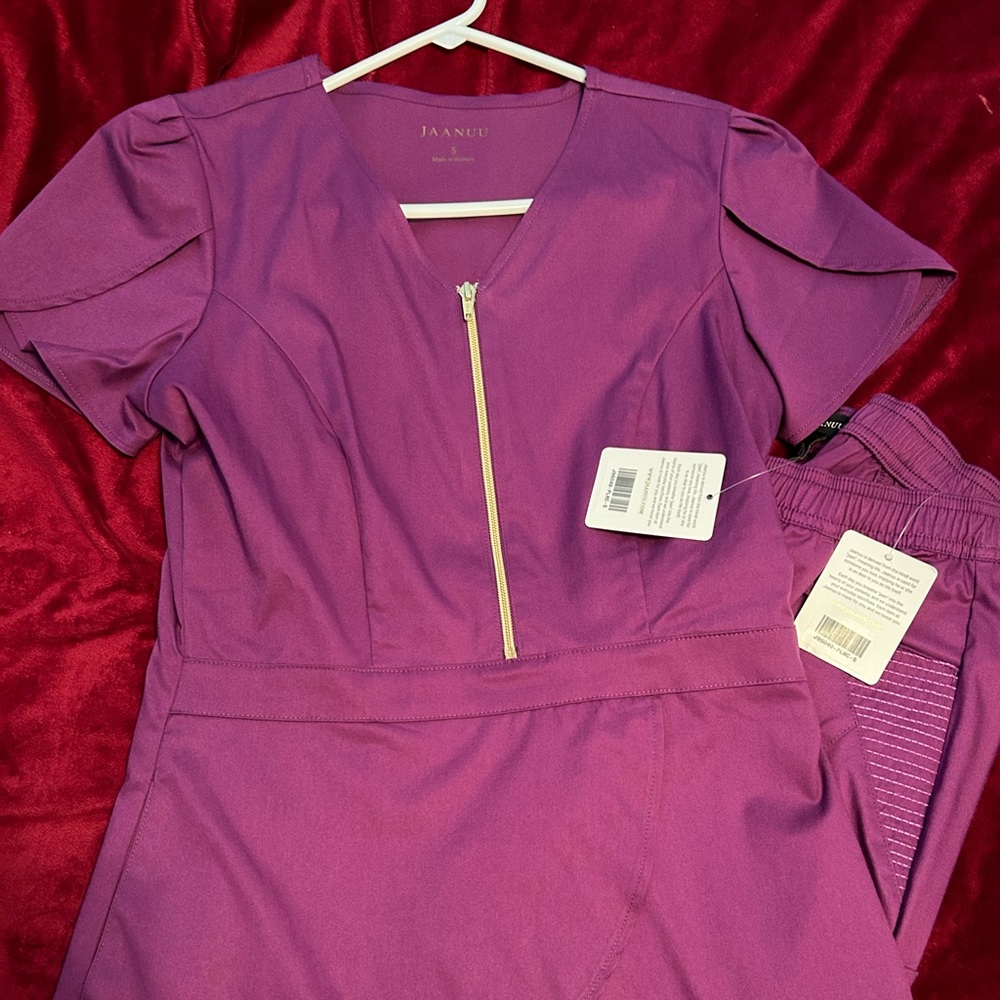 Jaanuu scrub set